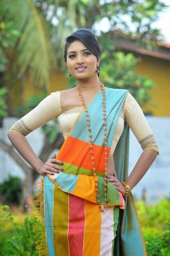 Hot Indian Saree Girls Photos screenshot 1