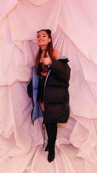 Ariana Grande Wallpaper screenshot 4
