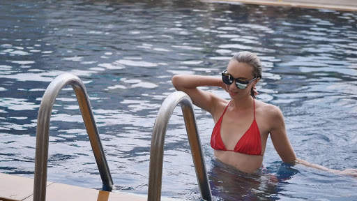 Sexy Hot Girls In Red Bikini Wallpapers HD screenshot 6