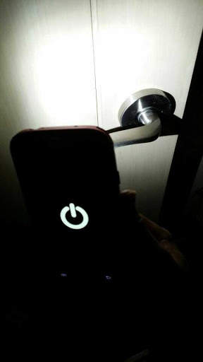Simple Flashlight screenshot 3