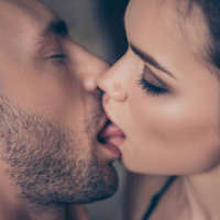 Kissing Video - Kiss Status logo
