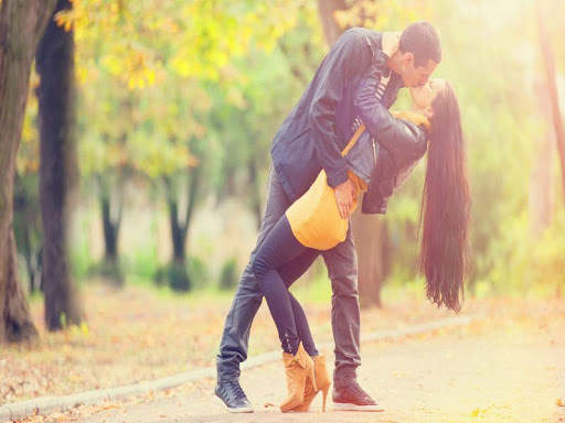 Couple Kiss HD Wallpaper 2020 screenshot 1