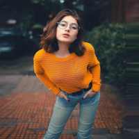 Girls poses with photos on 9Apps